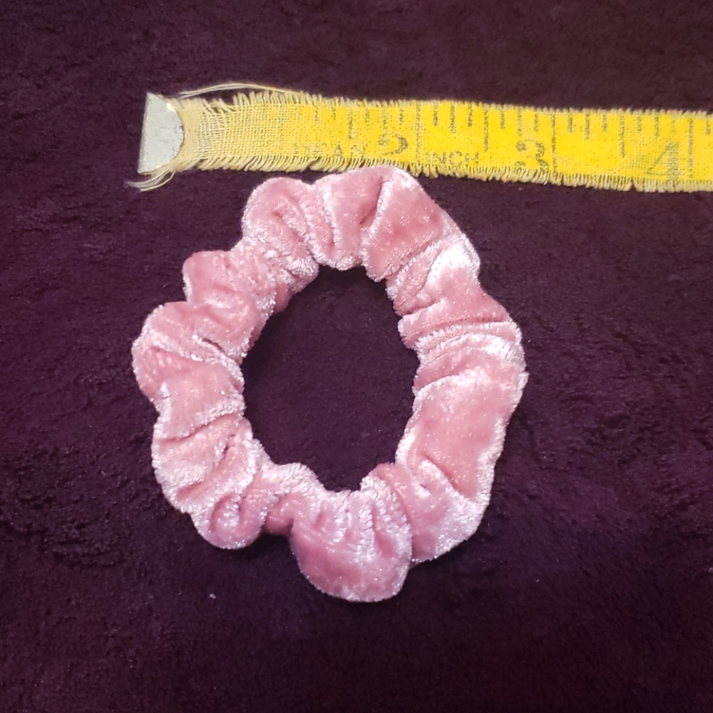 🔴 🆓️ FREE* Pink Velvet Skinny Hair Scrunchie 🔴